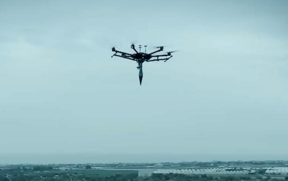 Quais são as dificuldades na detecção de drones em sistemas de radar?